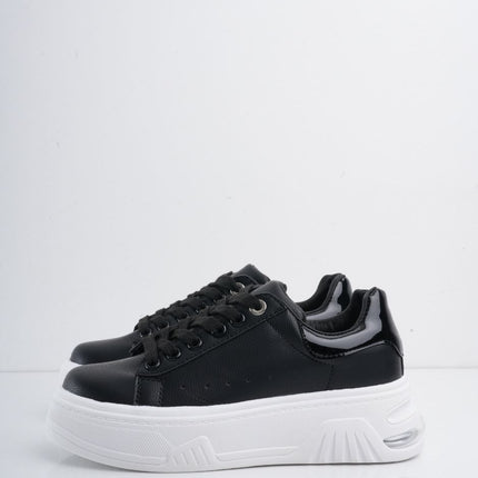 Tenis negros con suela blanca y plataforma