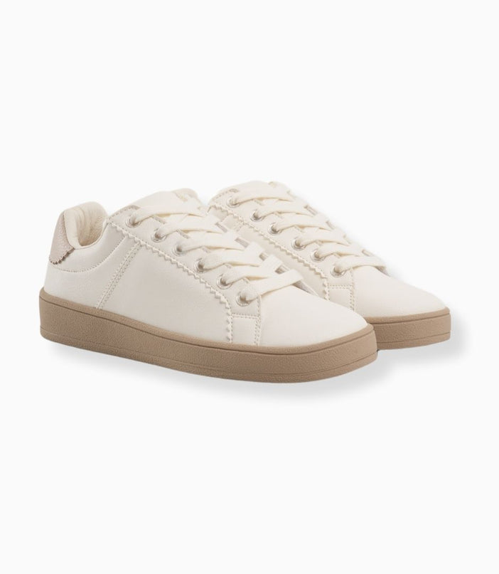 Tenis planos beige clásicos
