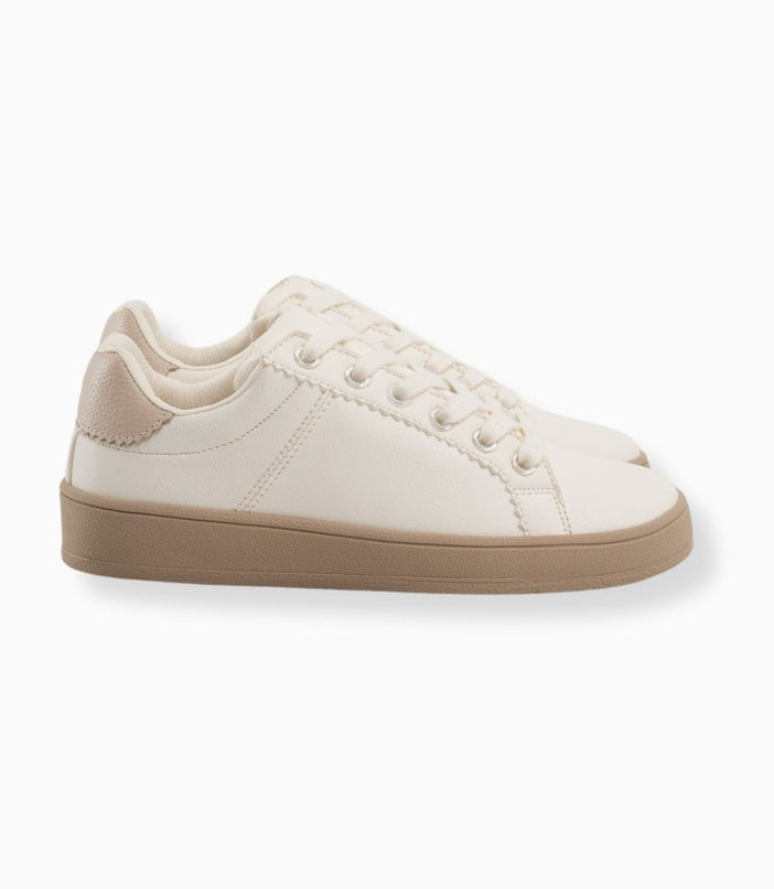 Tenis planos beige clásicos