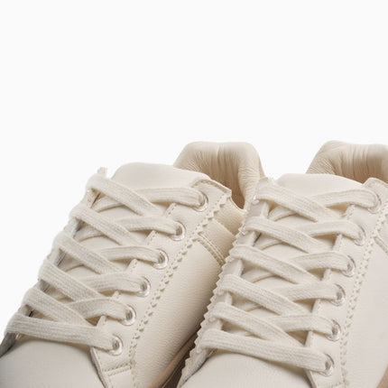 Tenis planos beige clásicos
