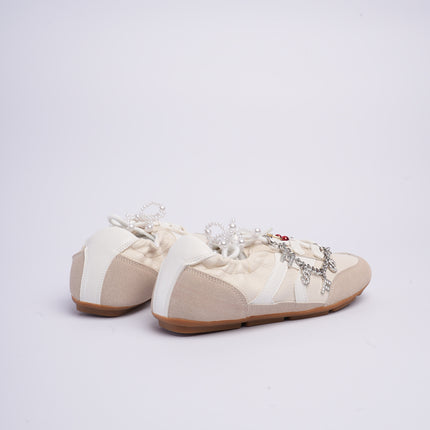 Tenis planos beige con charms