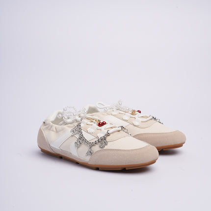 Tenis planos beige con charms