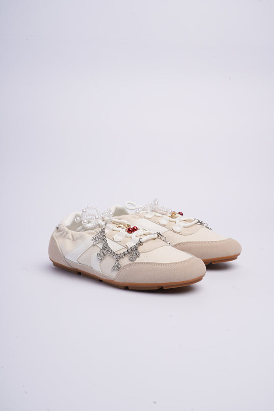 Tenis planos beige con charms