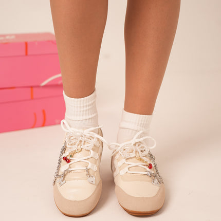 Tenis planos beige con charms