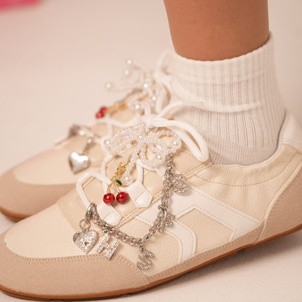 Tenis planos beige con charms