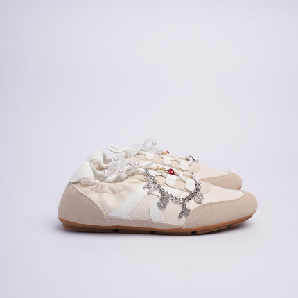 Tenis planos beige con charms