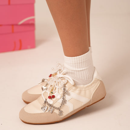 Tenis planos beige con charms