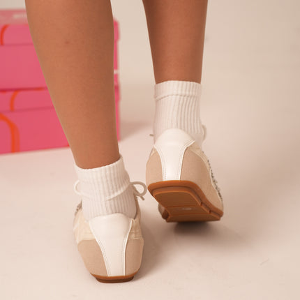 Tenis planos beige con charms