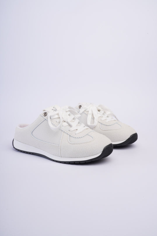 Tenis planos blancos destalonados