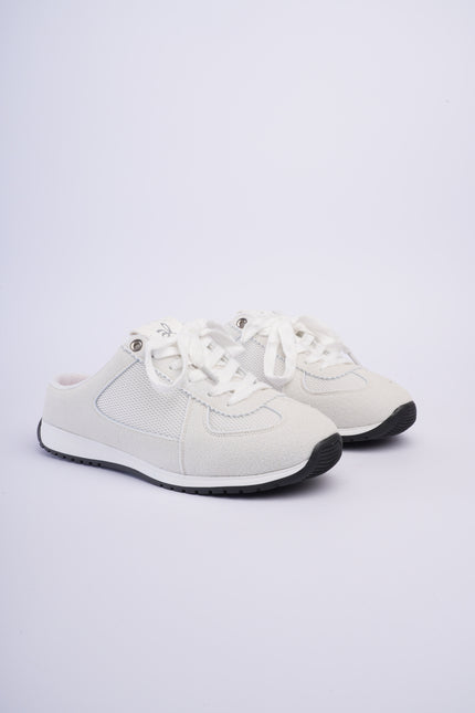 Tenis planos blancos destalonados