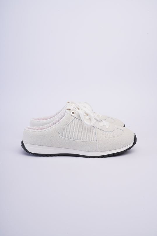 Tenis planos blancos destalonados