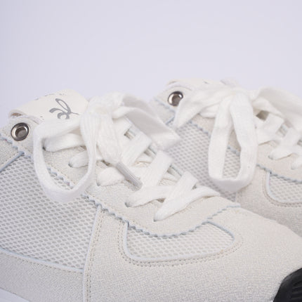 Tenis planos blancos destalonados