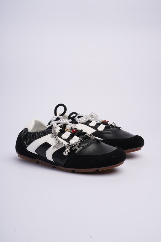 Tenis planos negros con charms