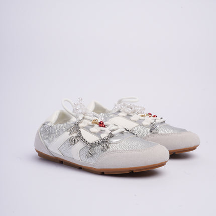 Tenis planos plateados con charms