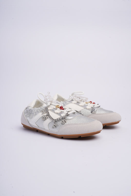 Tenis planos plateados con charms