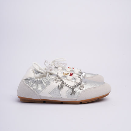 Tenis planos plateados con charms