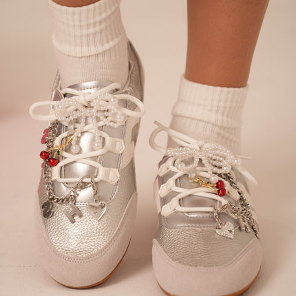 Tenis planos plateados con charms