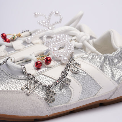 Tenis planos plateados con charms
