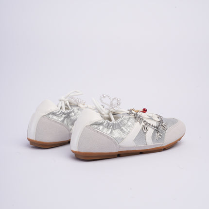 Tenis planos plateados con charms