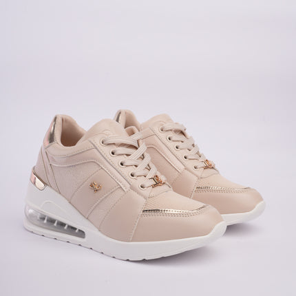 Tenis plataforma beige con cámara de aire y detalles metálicos