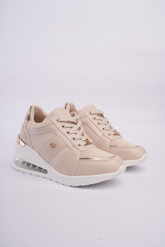 Tenis plataforma beige con cámara de aire y detalles metálicos