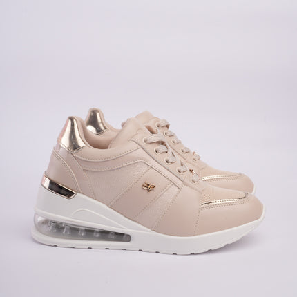 Tenis plataforma beige con cámara de aire y detalles metálicos