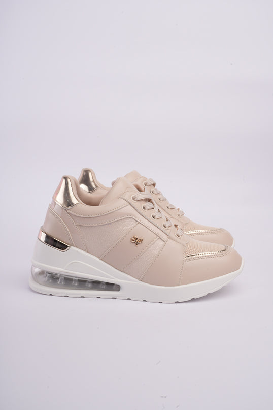 Tenis plataforma beige con cámara de aire y detalles metálicos