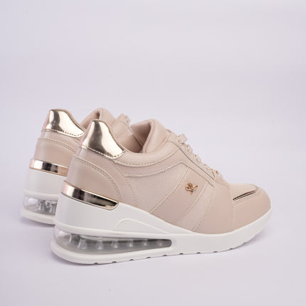 Tenis plataforma beige con cámara de aire y detalles metálicos