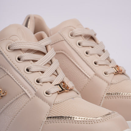 Tenis plataforma beige con cámara de aire y detalles metálicos