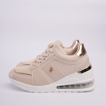 Tenis plataforma beige con cámara de aire y detalles metálicos