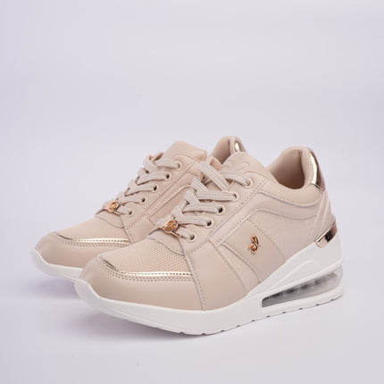 Tenis plataforma beige con cámara de aire y detalles metálicos