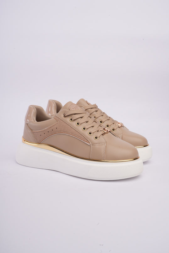 Tenis plataforma beige con dorado y diseño texturizado