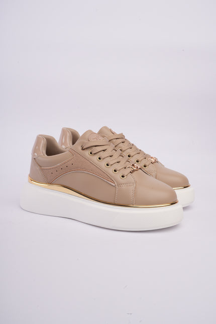 Tenis plataforma beige con dorado y diseño texturizado