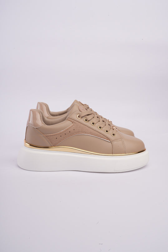 Tenis plataforma beige con dorado y diseño texturizado