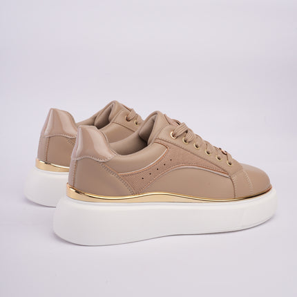 Tenis plataforma beige con dorado y diseño texturizado