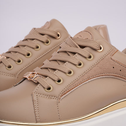 Tenis plataforma beige con dorado y diseño texturizado