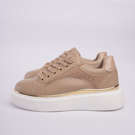 Tenis plataforma beige con dorado y diseño texturizado
