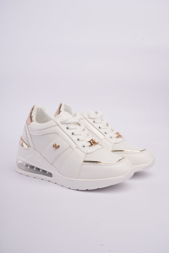 Tenis plataforma blancos con cámara de aire y detalles metálicos