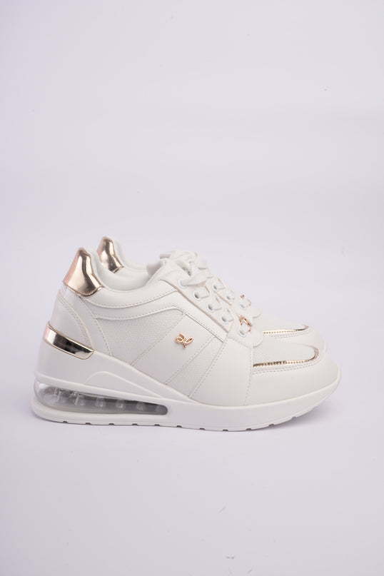 Tenis plataforma blancos con cámara de aire y detalles metálicos