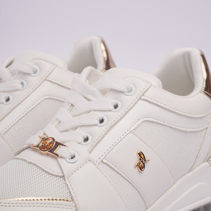 Tenis plataforma blancos con cámara de aire y detalles metálicos
