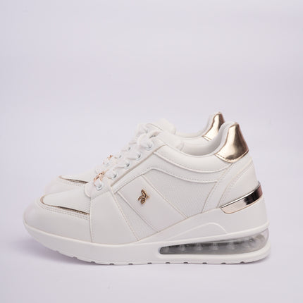 Tenis plataforma blancos con cámara de aire y detalles metálicos