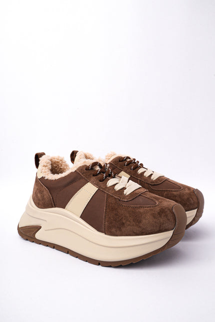 Tenis plataforma café con peluche interno