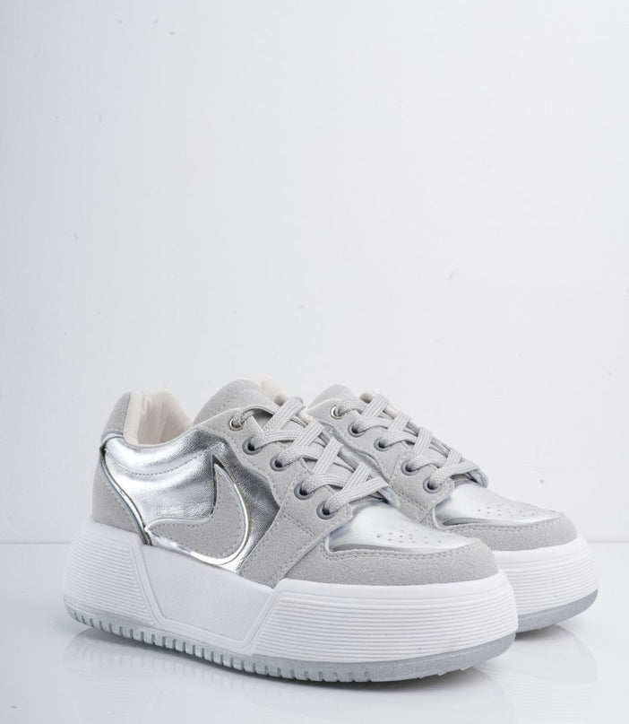 Tenis plateados con plataforma