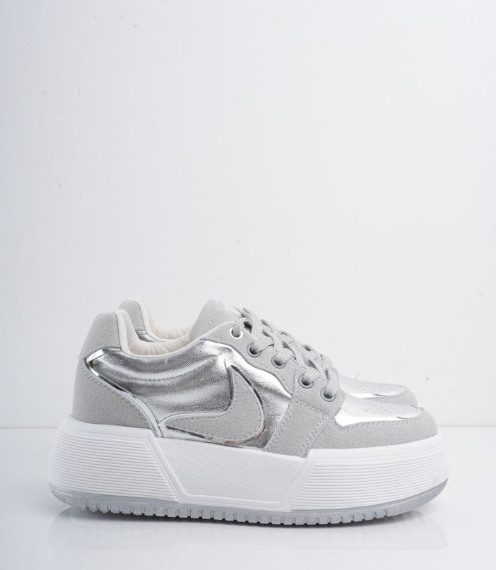 Tenis plateados con plataforma