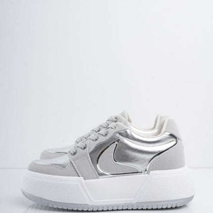 Tenis plateados con plataforma