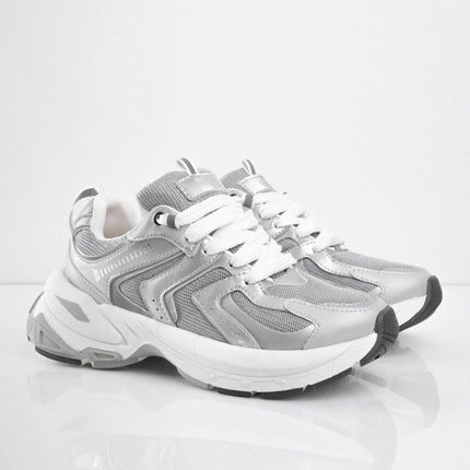 Tenis plateados con plataforma y detalles