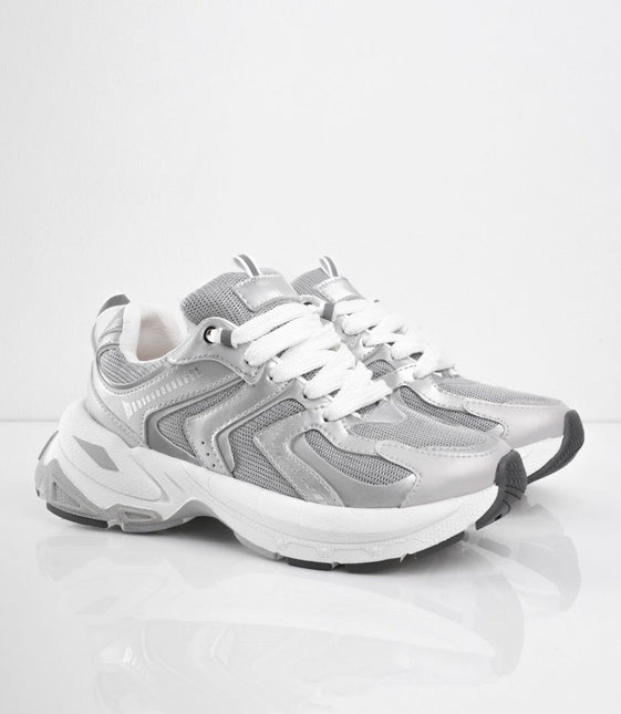 Tenis plateados con plataforma y detalles