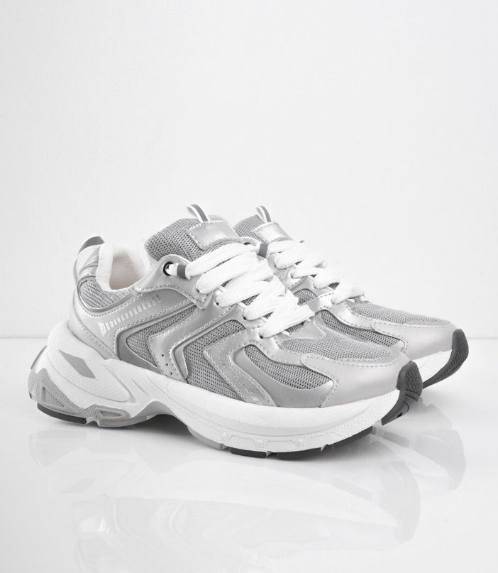 Tenis plateados con plataforma y detalles