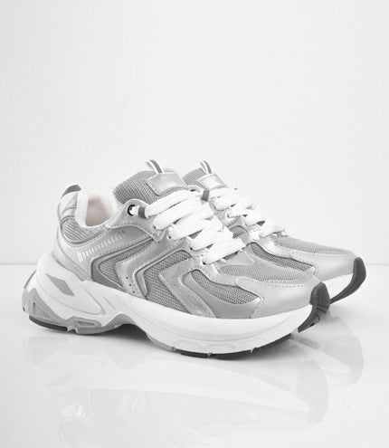 Tenis plateados con plataforma y detalles