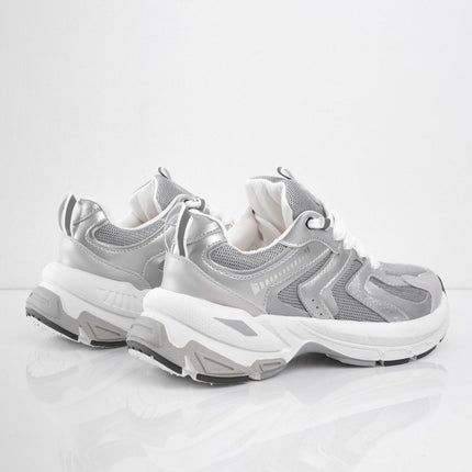 Tenis plateados con plataforma y detalles